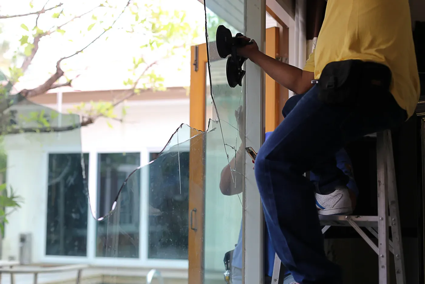 Dépose d'un simple vitrage avant remplacement dans le nord des Hauts-de-Seine